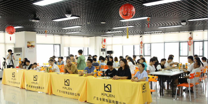 “空調(diào)WIFI西瓜，糕點(diǎn)雞翅披薩”，卡輪飾品歡樂(lè)趴